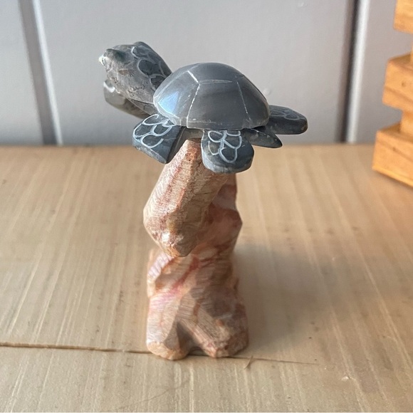 $10 SALE Small Stone Carved Turtle Figurine Home Office Multicolor Coastal Art - Picture 3 of 7
